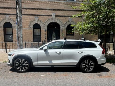 Used 2020 Volvo V60 T5 Cross Country w/ Protection Package AWD/4WD image 2