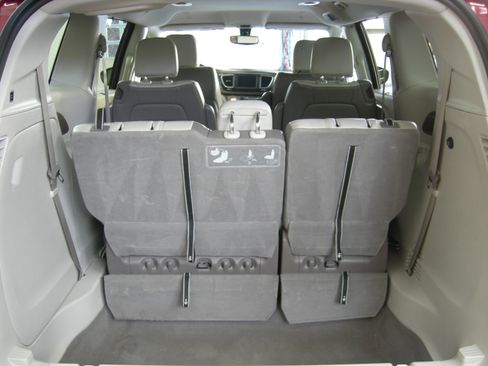 Used 2020 Chrysler Voyager Lxi image 11