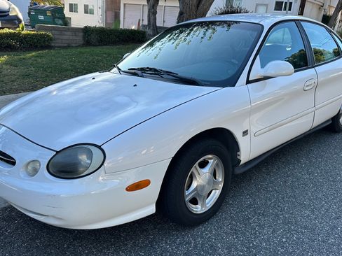 Used 1999 Ford Taurus SE image 4