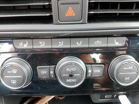 Used 2021 Volkswagen Jetta SE w/ SE Cold Weather Package image 10