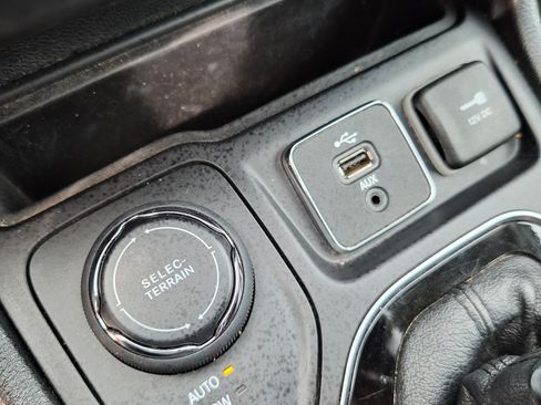Used 2019 Jeep Cherokee Limited w/ Luxury Group AWD/4WD image 20