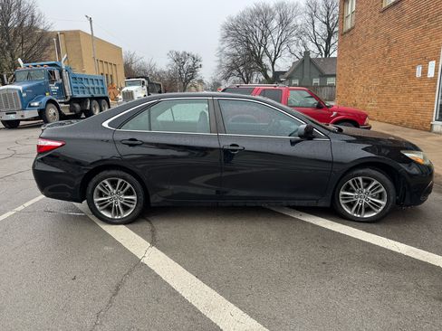 Used 2015 Toyota Camry SE image 2