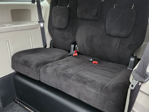 Used 2013 Dodge Grand Caravan SXT image 7