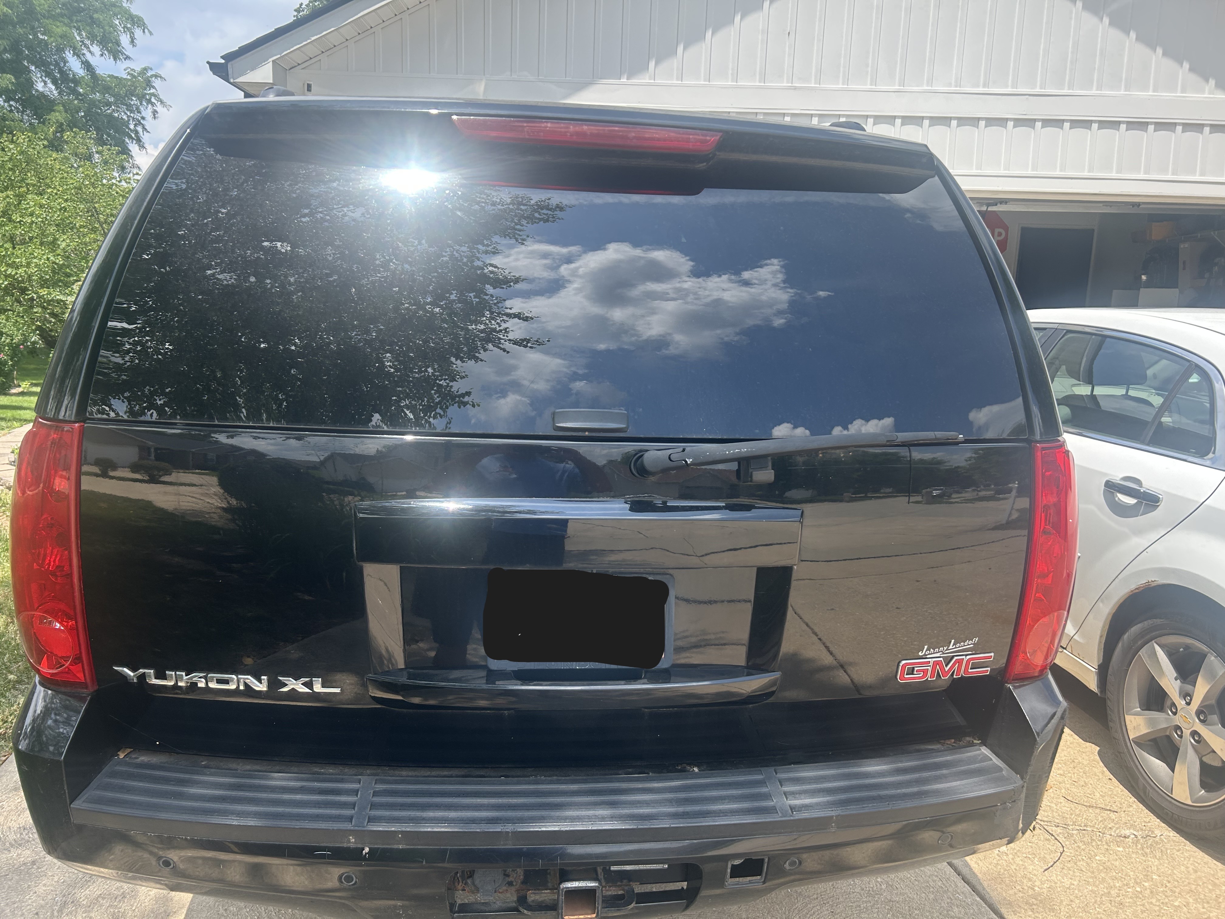 Used 2013 GMC Yukon XL SLT w/ SLT-2 Equipment Package AWD/4WD image 2