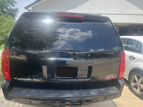 Used 2013 GMC Yukon XL SLT w/ SLT-2 Equipment Package AWD/4WD image 2