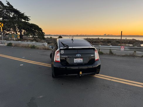 Used 2015 Toyota Prius Four image 2