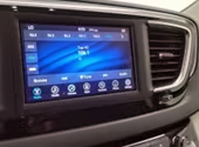 Used 2020 Chrysler Pacifica Touring-L FWD image 5