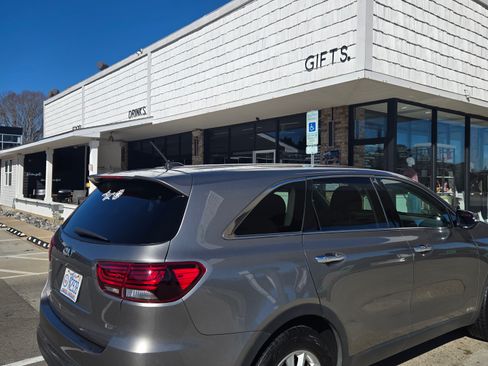 Used 2019 Kia Sorento LX image 2