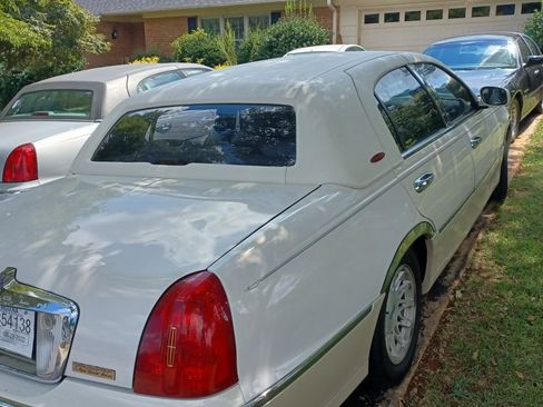 Used 1999 Lincoln Town Car Signature image 1