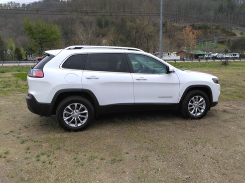 Used 2019 Jeep Cherokee Latitude w/ Popular Appearance Group image 2