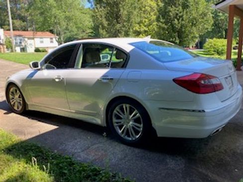 Used 2012 Hyundai Genesis 3.8 w/ Premium Pkg RWD image 2