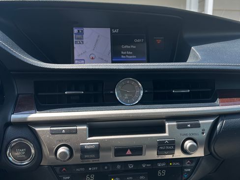 Used 2013 Lexus ES 350 w/ Luxury Pkg FWD image 11