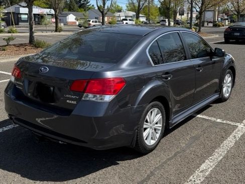 Used 2010 Subaru Legacy 2.5i Premium AWD/4WD image 2