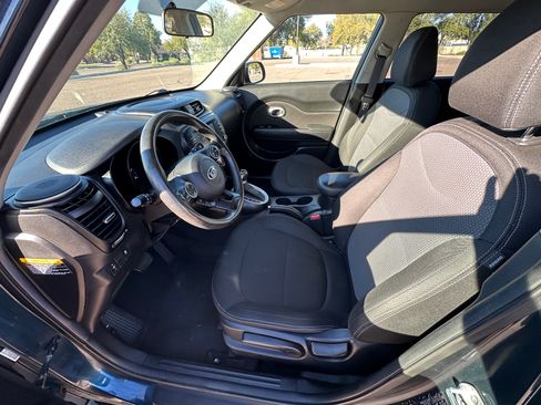 Used 2018 Kia Soul + image 15