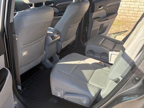 Used 2019 Toyota Highlander Limited image 20