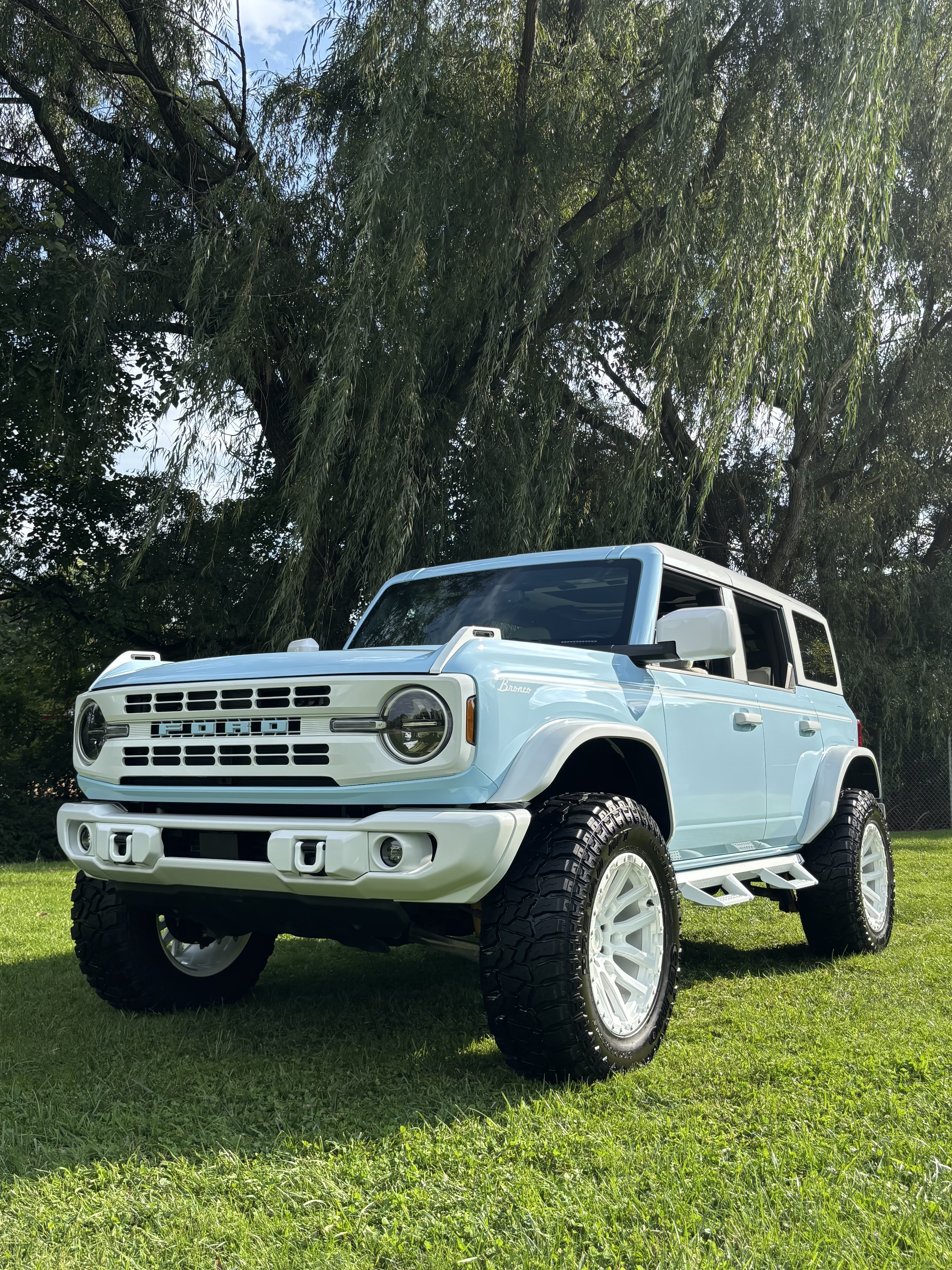 Used 2025 Ford Bronco Heritage Edition AWD/4WD image 1