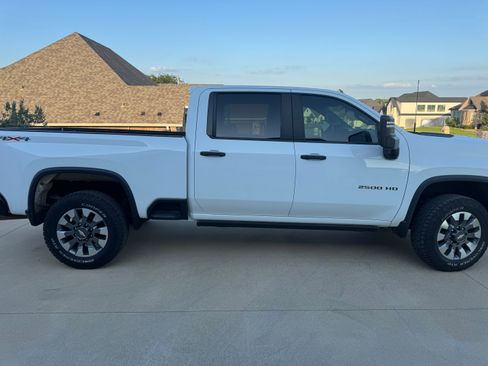 Used 2022 Chevrolet Silverado 2500 Custom w/ Custom Value Package AWD/4WD image 9
