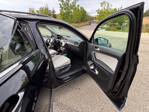 Used 2020 Volkswagen Tiguan SE w/ Panoramic Sunroof Package FWD image 24