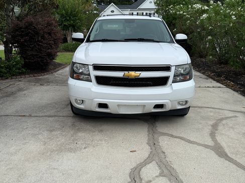 Used 2013 Chevrolet Suburban LT RWD image 2