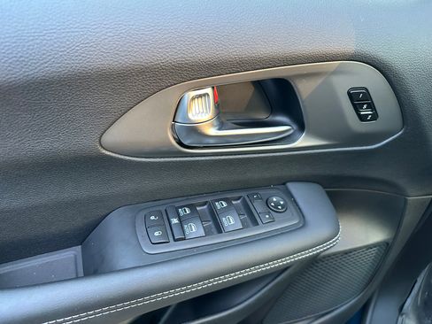 Used 2025 Chrysler Pacifica Select image 19