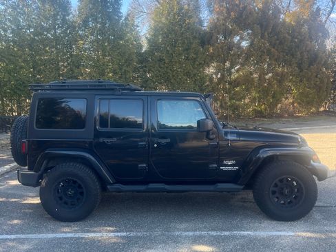 Used 2013 Jeep Wrangler Unlimited Sahara image 12