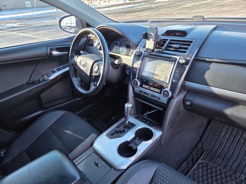 Used 2014 Toyota Camry SE w/ Moonroof Package image 12