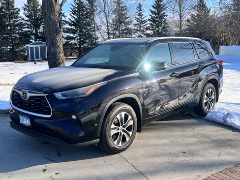 Used 2022 Toyota Highlander XLE image 4