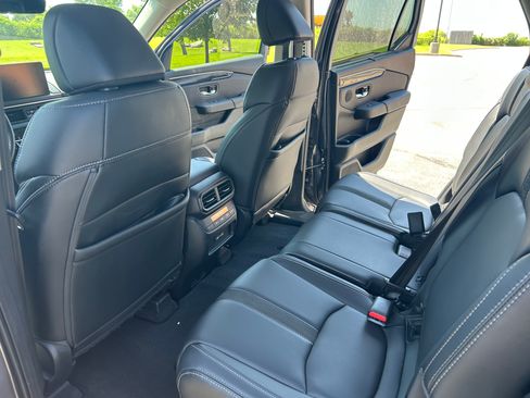 Used 2023 Honda Pilot Touring image 12