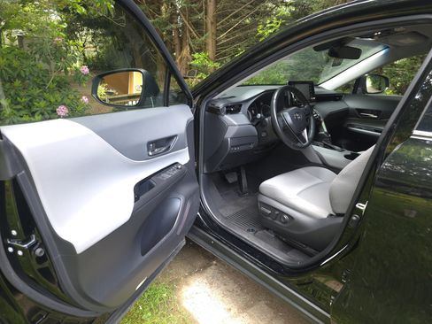 Used 2022 Toyota Venza LE AWD/4WD image 5