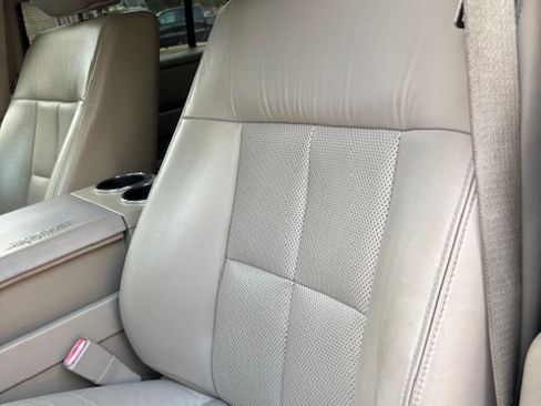 Used 2011 Lincoln Navigator 2WD image 8