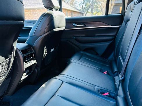 Used 2023 Jeep Grand Cherokee Limited w/ Black Appearance Package image 12