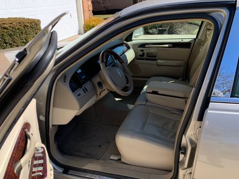 Used 2010 Lincoln Town Car Signature Limited image 6