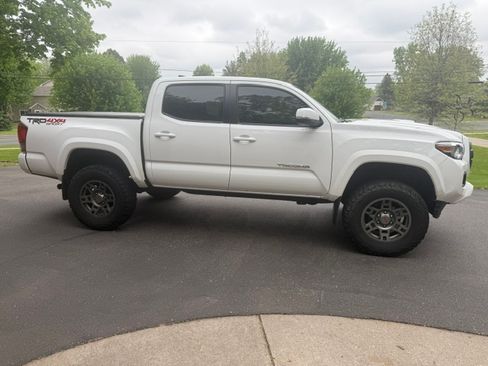 Used 2016 Toyota Tacoma TRD Sport w/ Towing Package AWD/4WD image 6