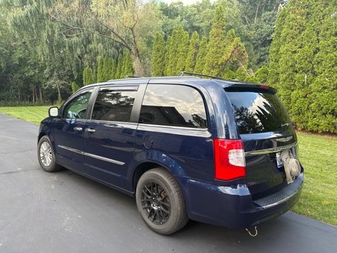 Used 2016 Chrysler Town & Country Touring-L FWD image 13