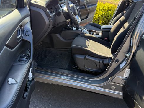 Used 2018 Nissan Rogue Sport S image 15