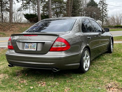 Used 2009 Mercedes-Benz E 350 E 350 Sedan 4D image 4