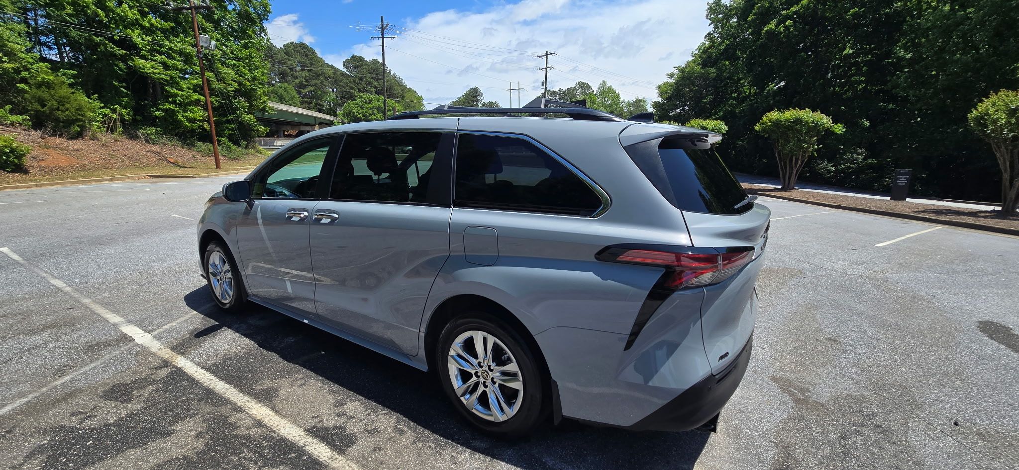 Used 2022 Toyota Sienna XLE Woodland Edition AWD/4WD image 2