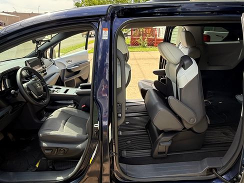 Used 2023 Toyota Sienna XSE image 4