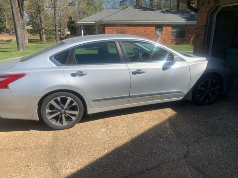 Used 2016 Nissan Altima 2.5 SR w/ LED Appearance Package image 2
