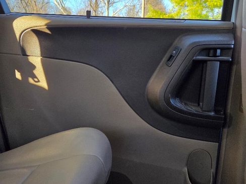 Used 2016 Chrysler Town & Country Touring w/ Driver Convenience Group image 12