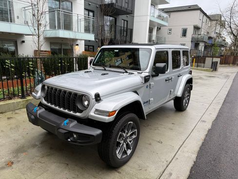 Used 2024 Jeep Wrangler Unlimited w/ Technology Group image 11