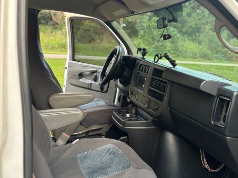 Used 2015 Chevrolet Express 2500 image 6