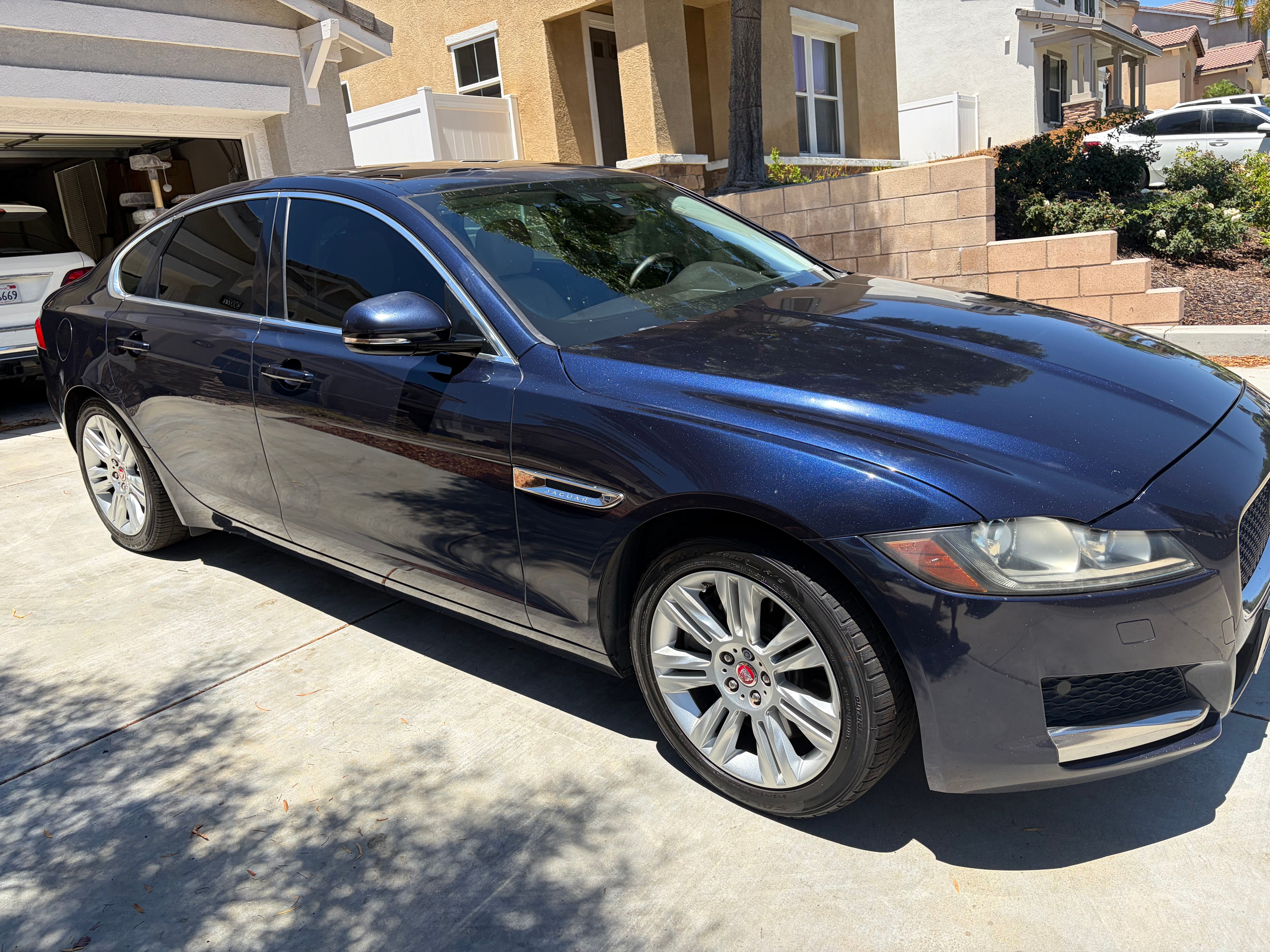 Used 2017 Jaguar XF Premium RWD image 2