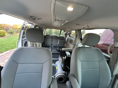 Used 2010 Chrysler Town & Country Touring image 5