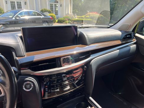 Used 2018 Lexus LX 570 4WD w/ Luxury Package image 14