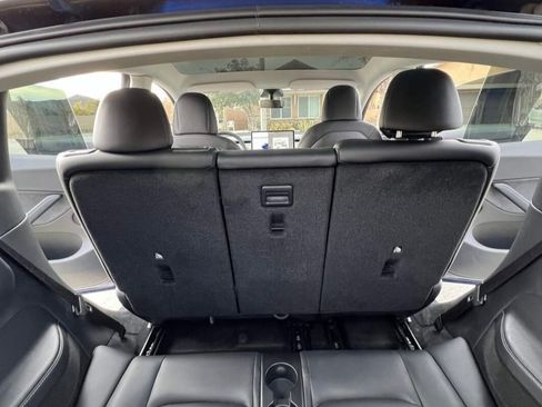 Used 2022 Tesla Model Y Long Range image 11