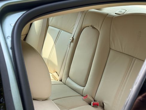 Used 2004 Lincoln Town Car Ultimate RWD image 13