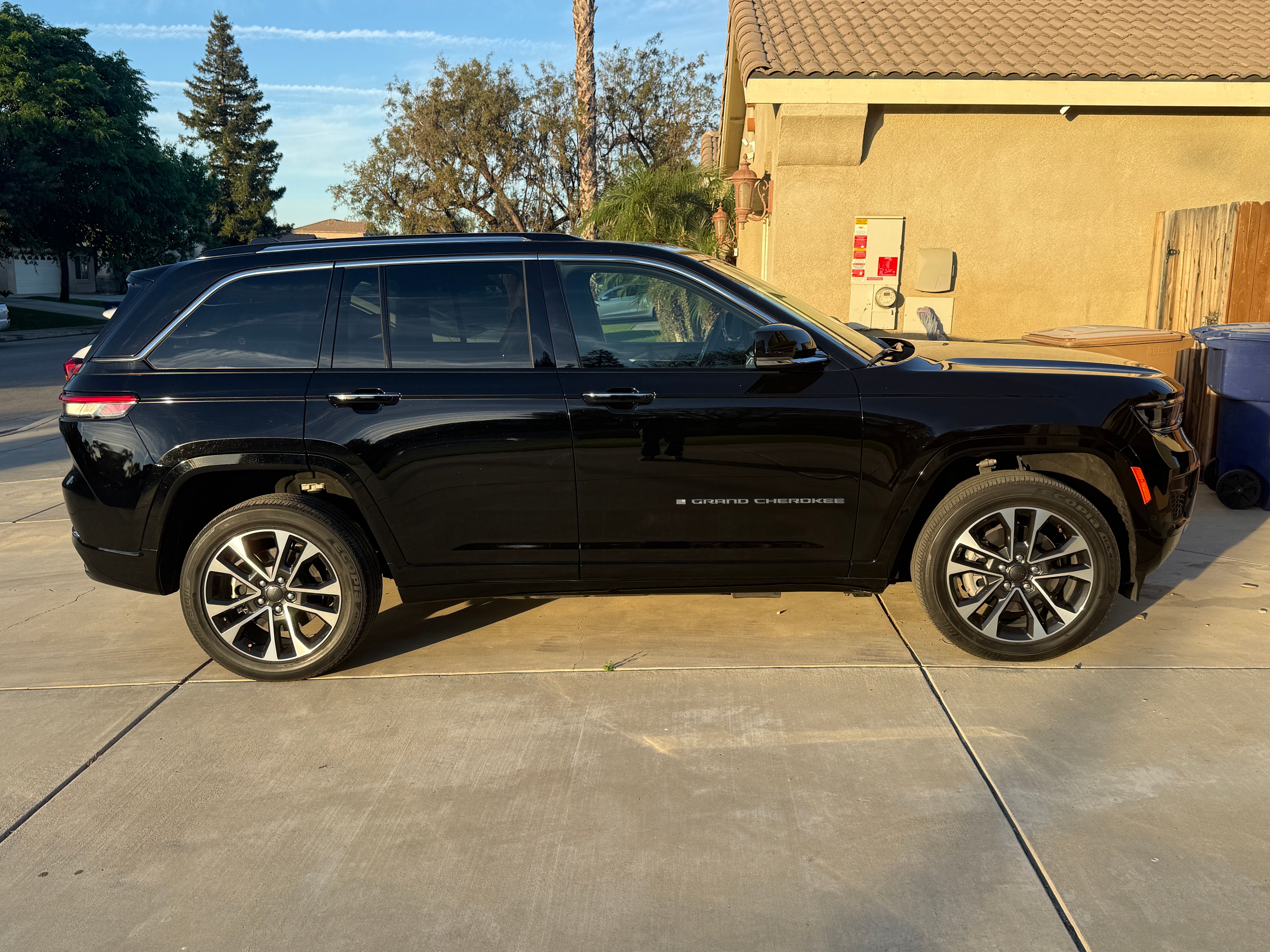 Used 2022 Jeep Grand Cherokee Overland AWD/4WD image 1