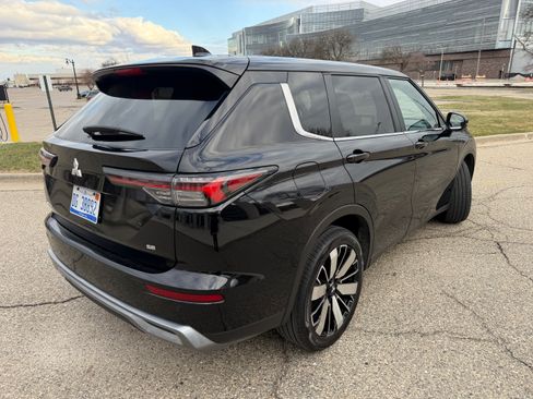 Used 2025 Mitsubishi Outlander SE image 6