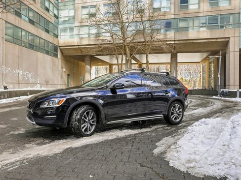 Used 2018 Volvo V60 T5 Cross Country w/ Convenience Package image 12